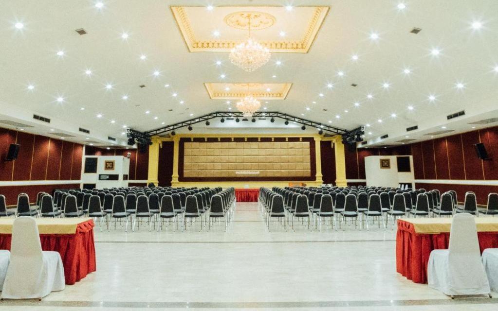 The Pine Resort Pathum Thani Esterno foto