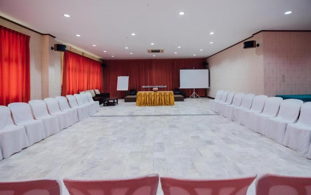 The Pine Resort Pathum Thani Esterno foto