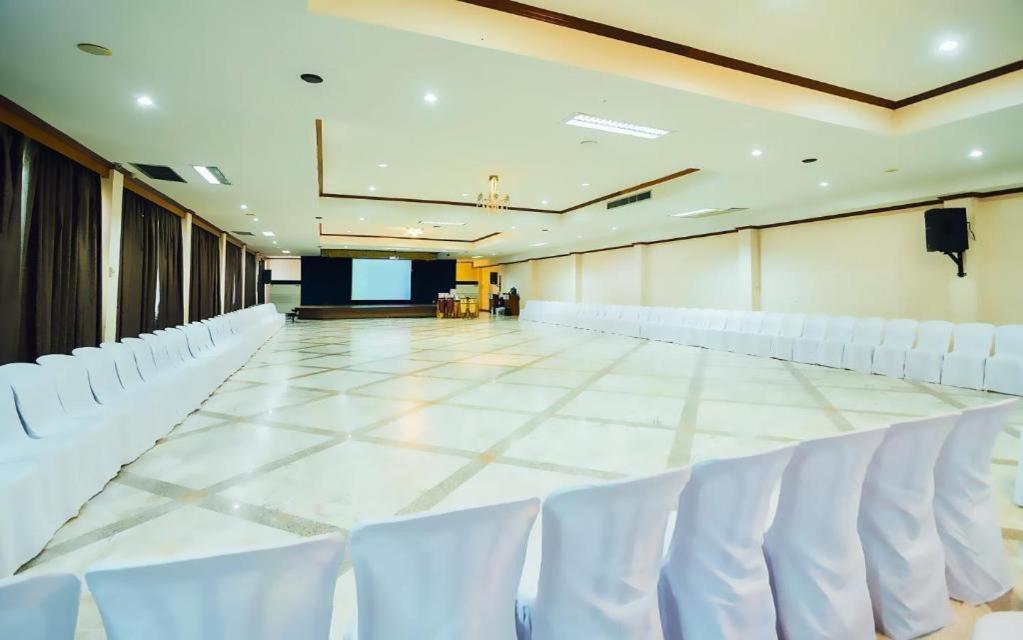 The Pine Resort Pathum Thani Esterno foto