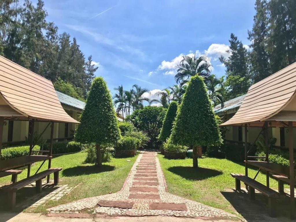 The Pine Resort Pathum Thani Esterno foto
