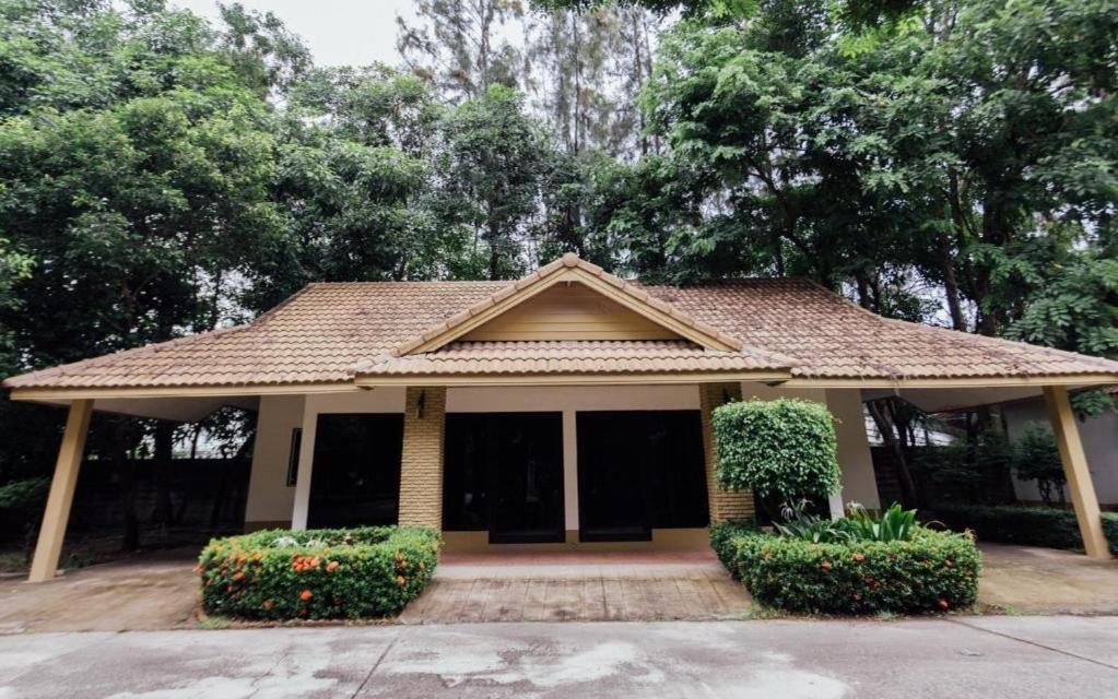 The Pine Resort Pathum Thani Esterno foto