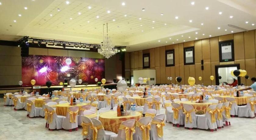 The Pine Resort Pathum Thani Esterno foto